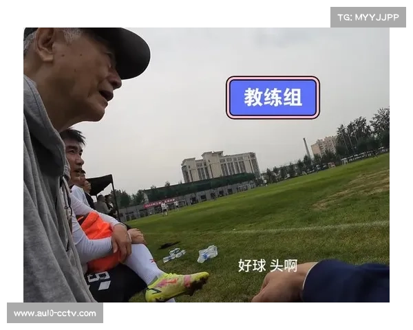 替补席球员热身积极,教练组临场调整准备