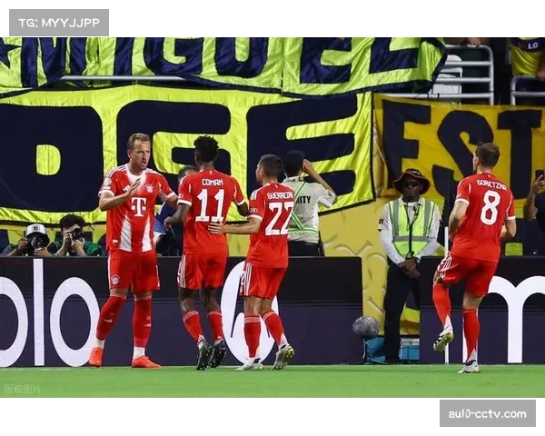 镜头捕捉：拜仁主帅在场边反复比划手势，示意球队在由攻转守时迅速前提防线